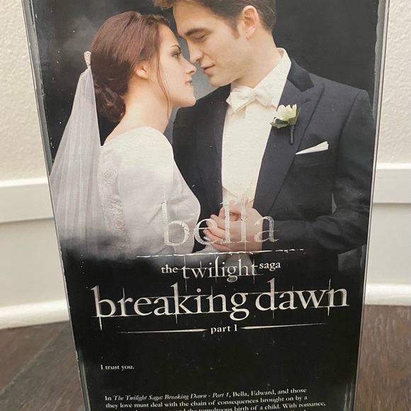 Barbie The Twilight Saga Breaking Dawn Bella - Picture 6 of 7